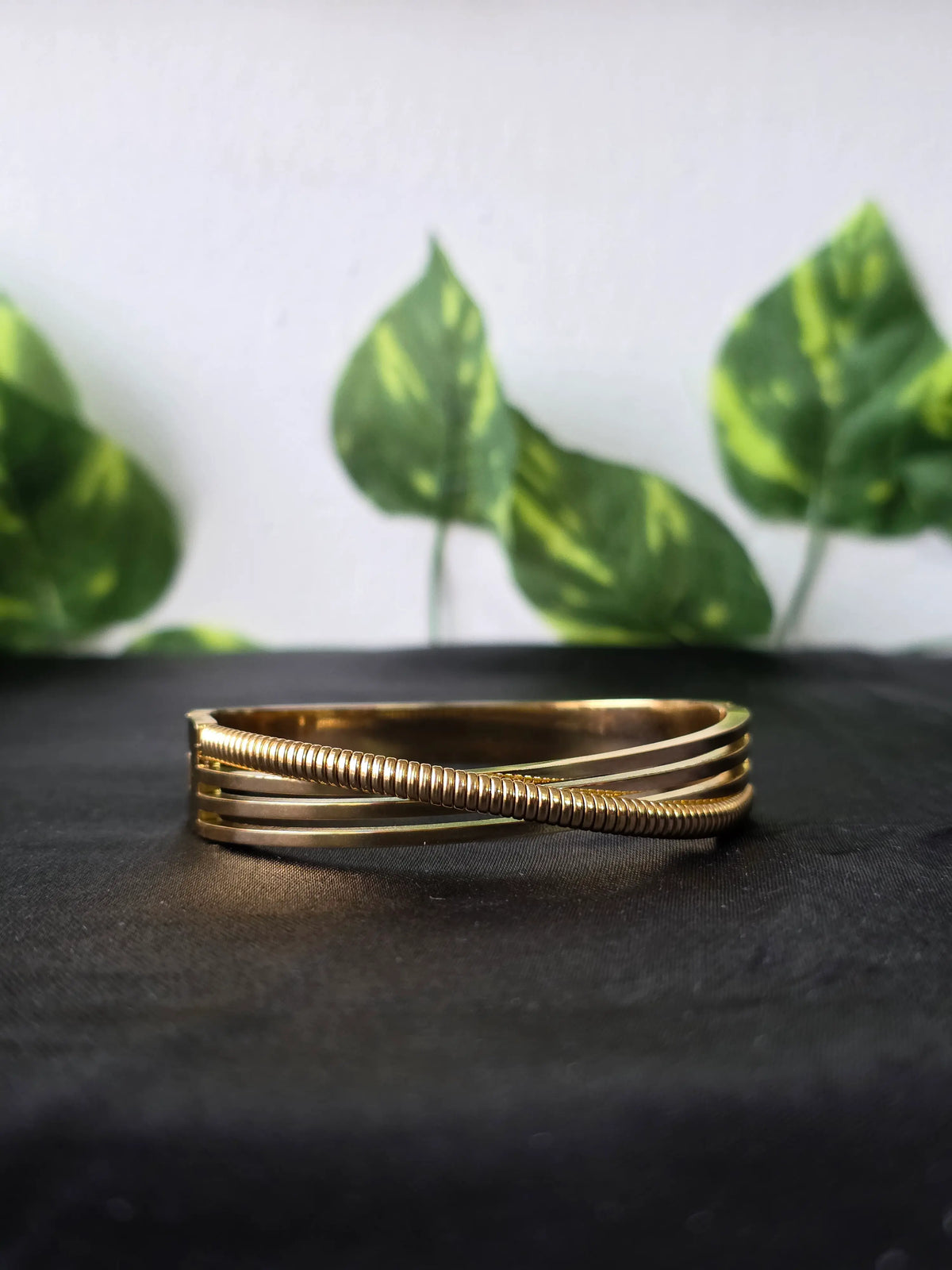Lunor Textured Gold Bangle