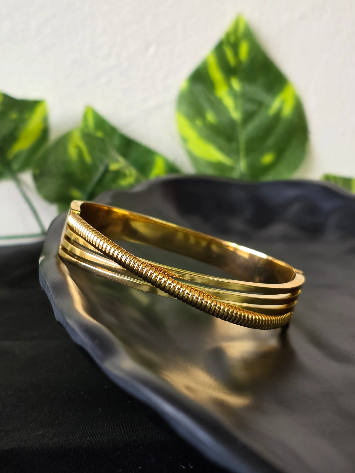 Lunor Textured Gold Bangle